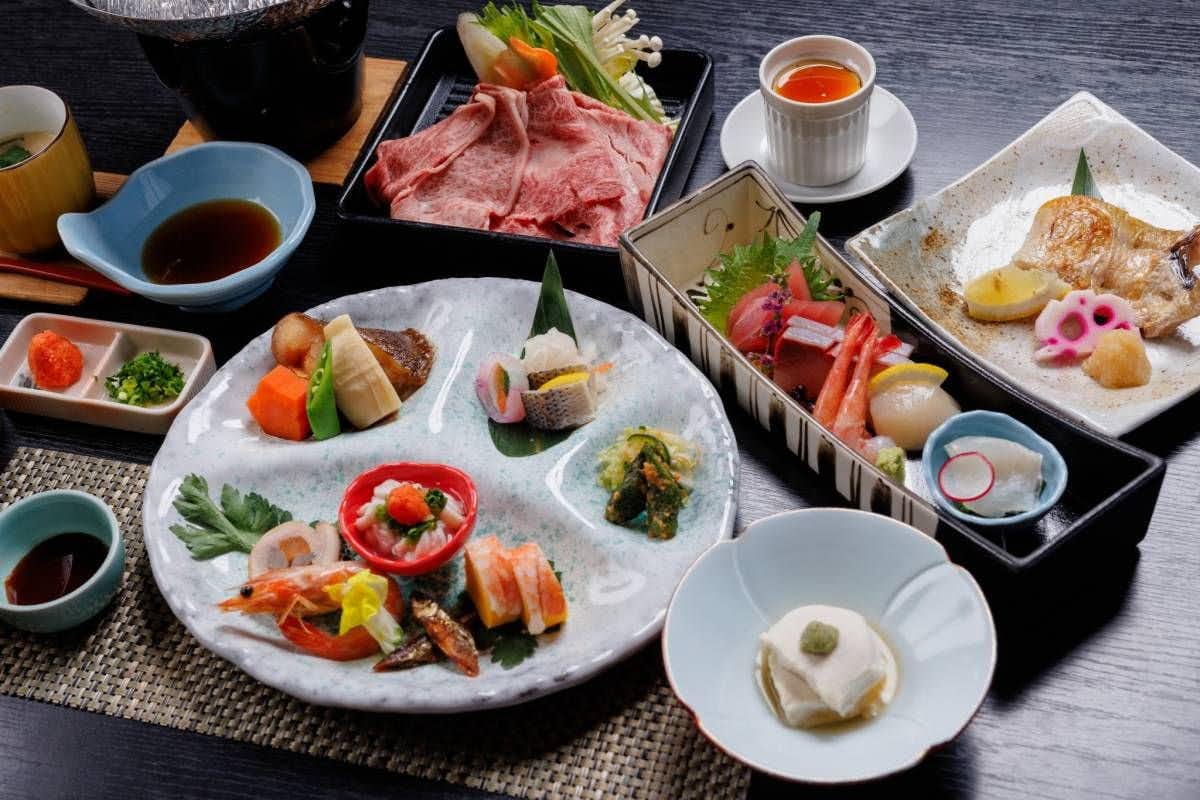 Yurariyura Mizutori no Yado Sakihana with a seasonal Japanese dinner arranged across sculptural white plates.
