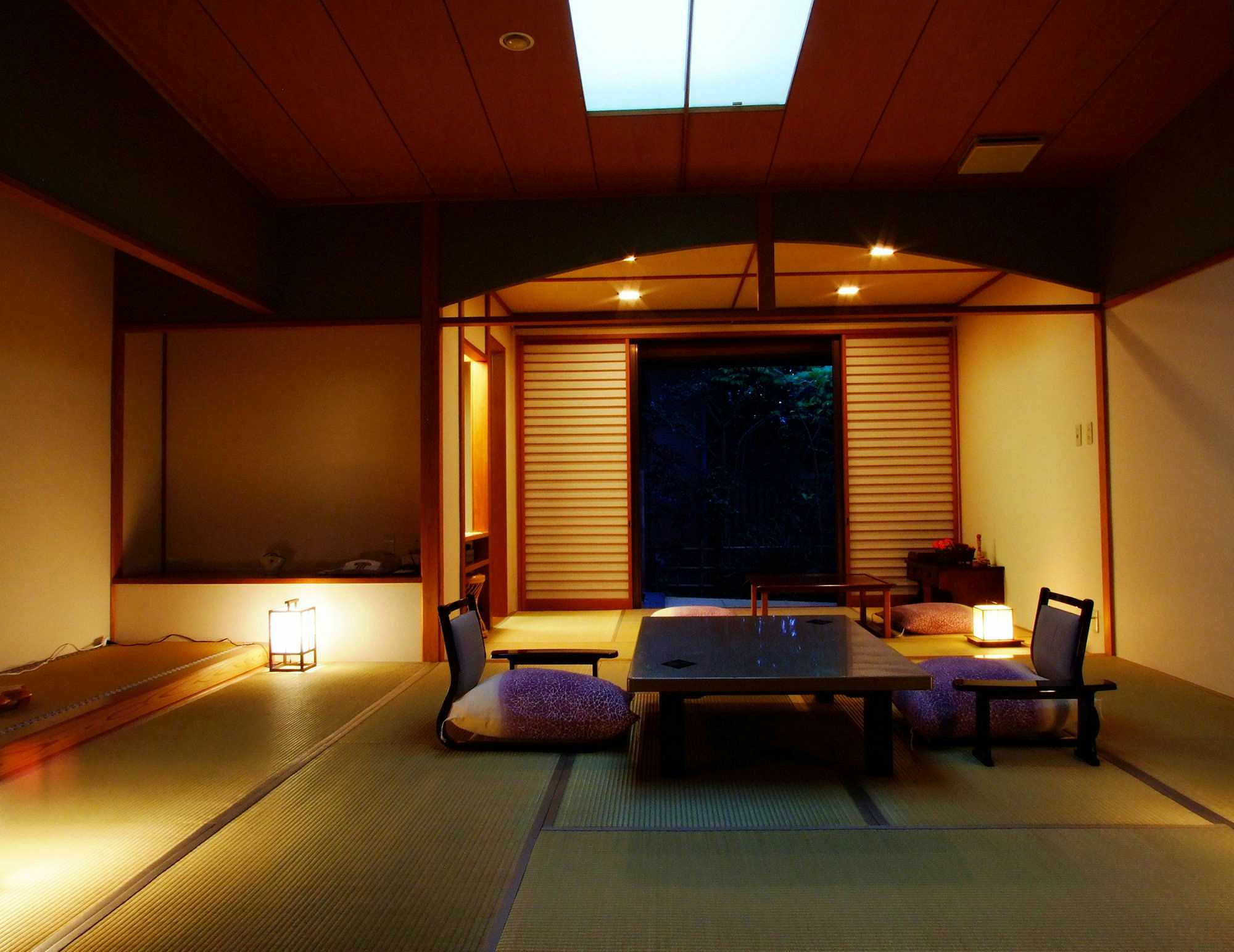 Nohanatei Komurasaki with a warm tatami guest room facing a private garden.