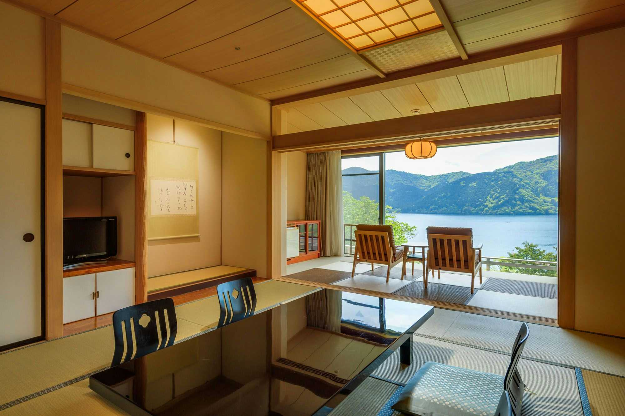 Ryuguden(ryokan) with a spacious tatami room overlooking Lake Ashi.
