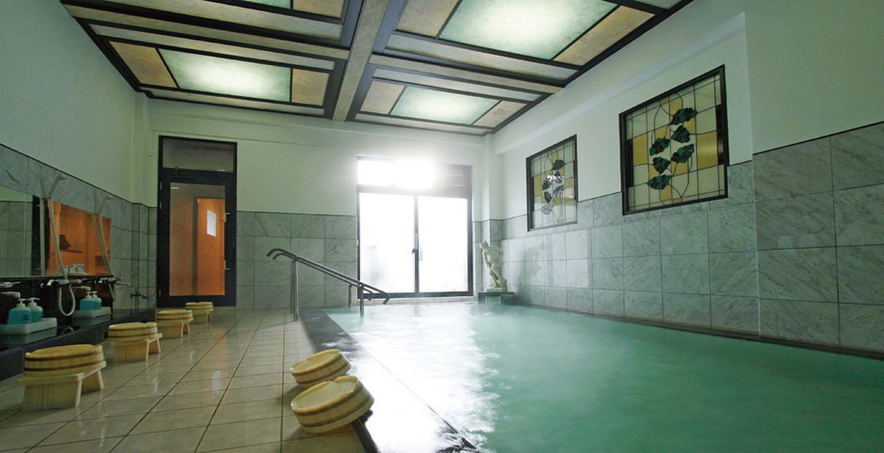 Large indoor bath with windows.