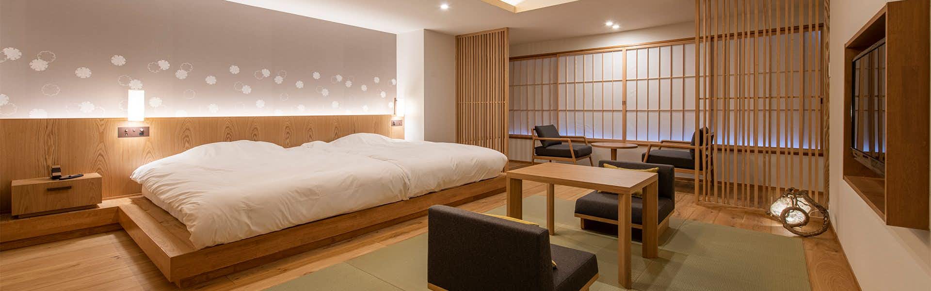 Shousenkaku Kagetsu large bedroom with two low beds and a sitting area