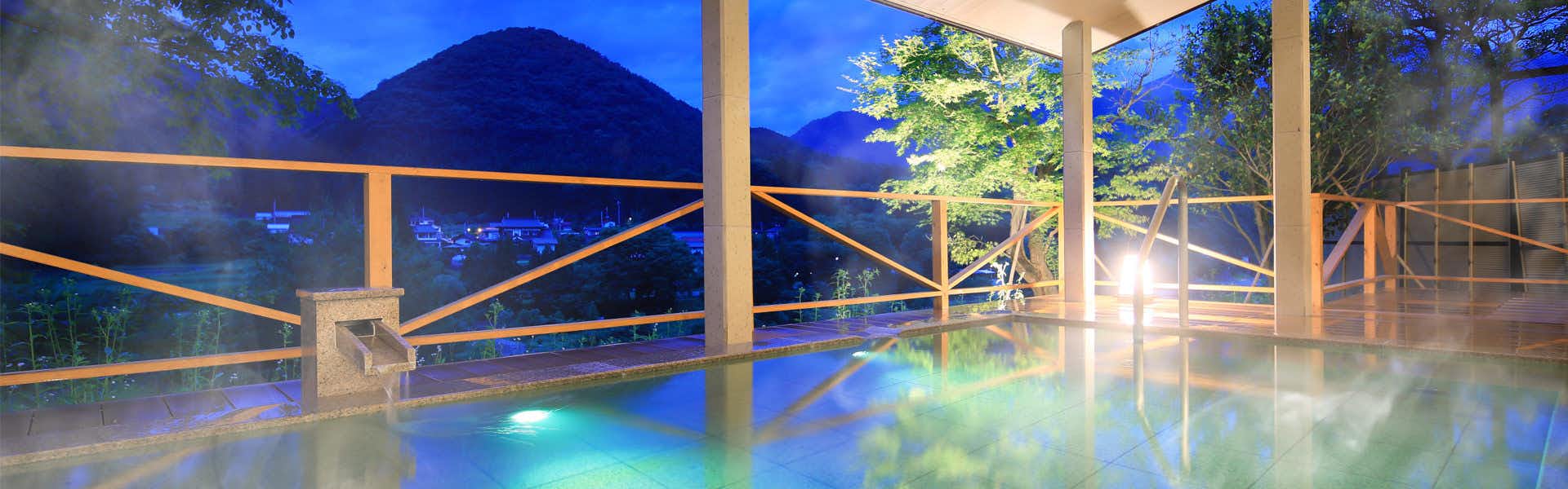 Wakatake no Shou Bettei Sasane with a private bath overlooking blue mountains through broad windows.