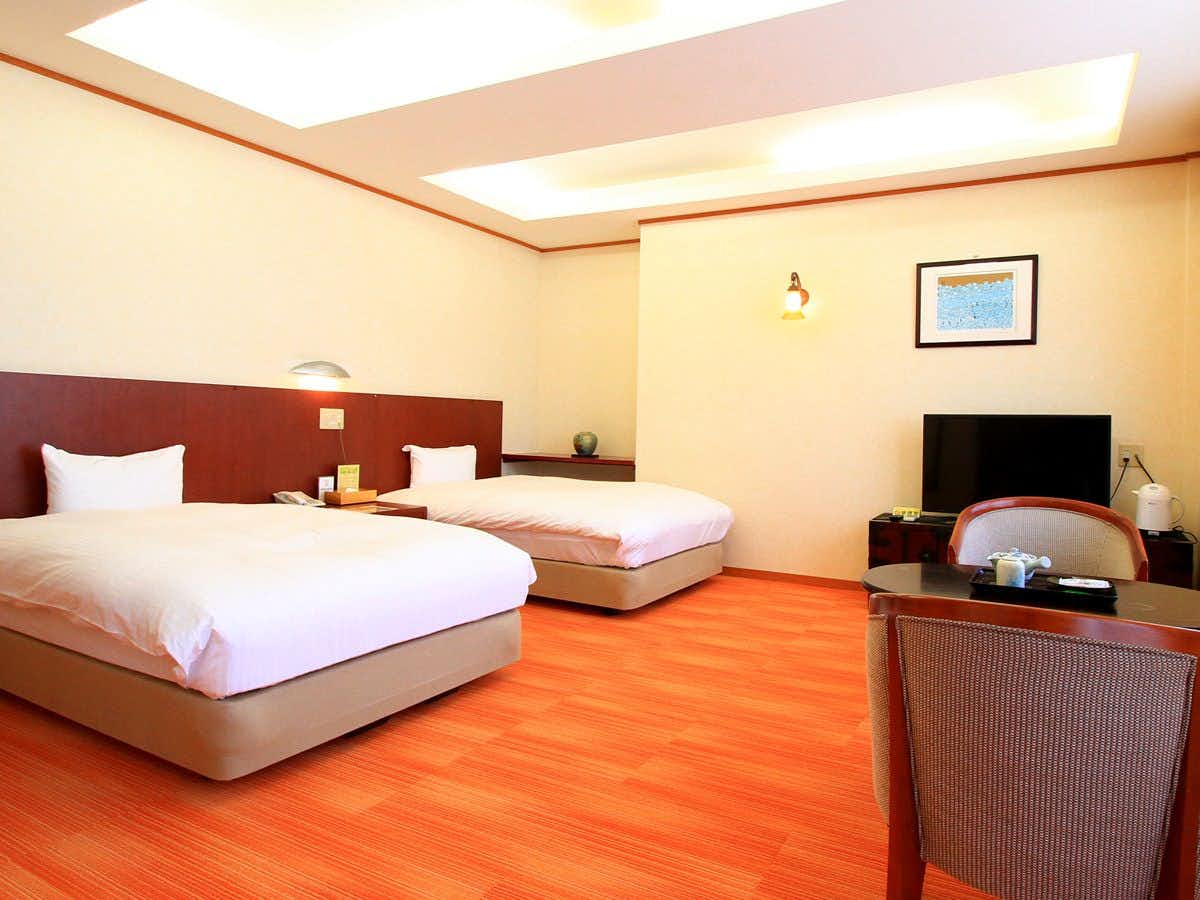 Usuki Yuno Sato twin-bed guest room with chairs and a television