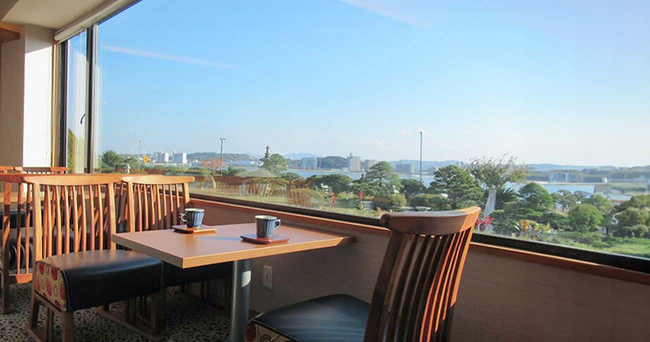 Matsue Shinji Lake Onsen Sunset Lakeside Suitenkaku with a window dining counter overlooking Lake Shinji and distant hills.