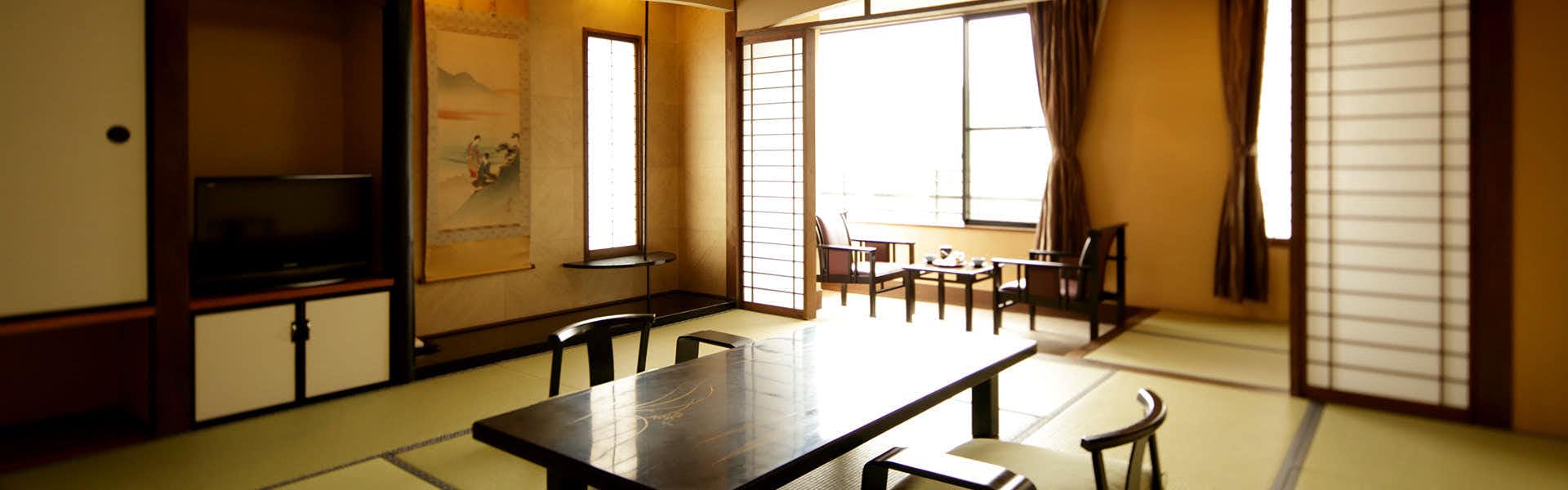 Yurui no Yado Esan with a spacious tatami room with low table and window seating.