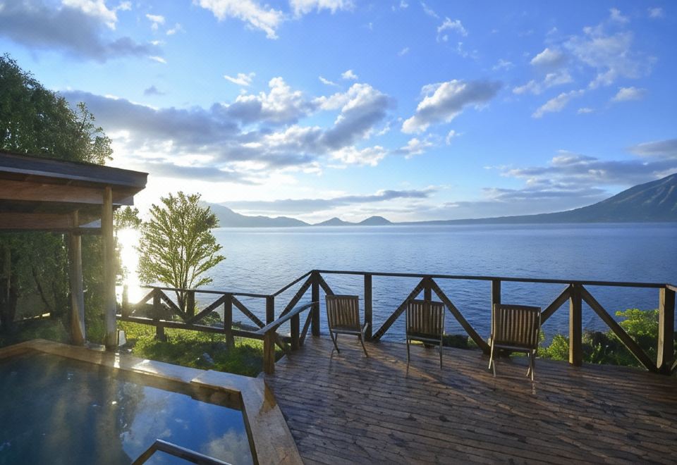 Lakeside outdoor bath with a view of the lake.
