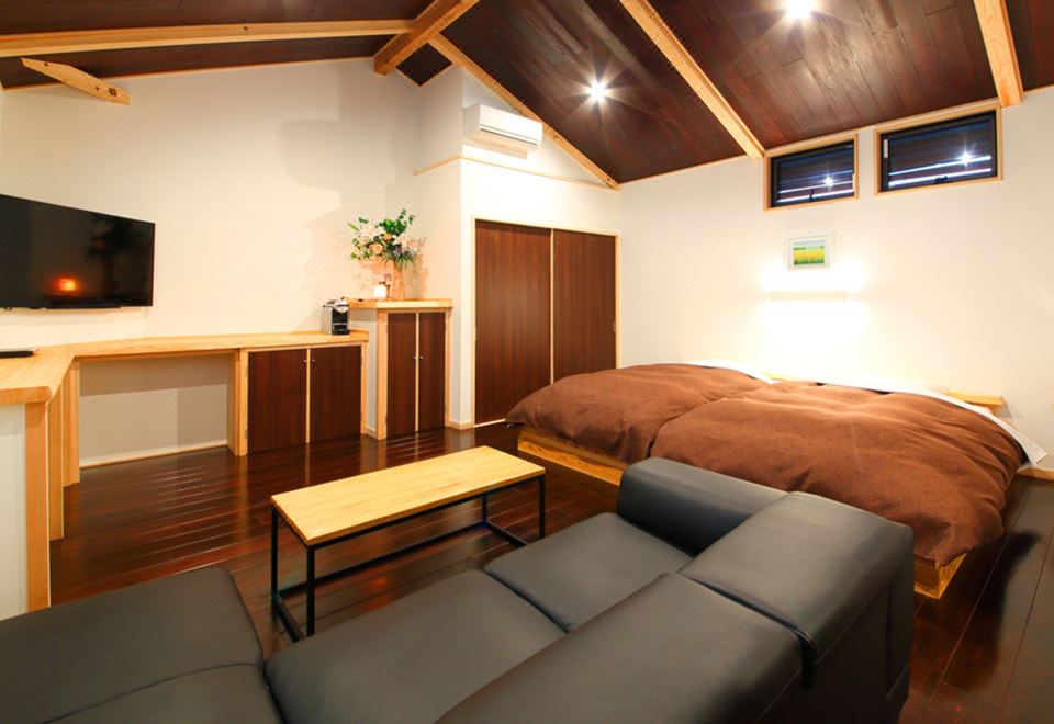 A guest room with twin beds and a sitting area.