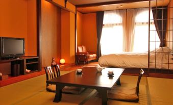 The tatami bedroom and raised bed viewed from the opposite side.