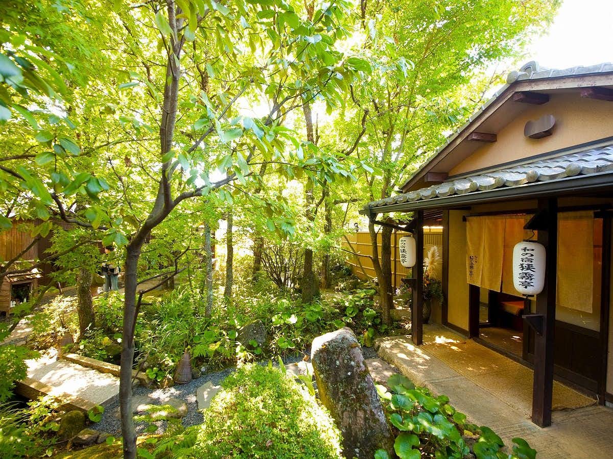 Wano Yado Sagiritei with a secluded timber entrance surrounded by dense green foliage.