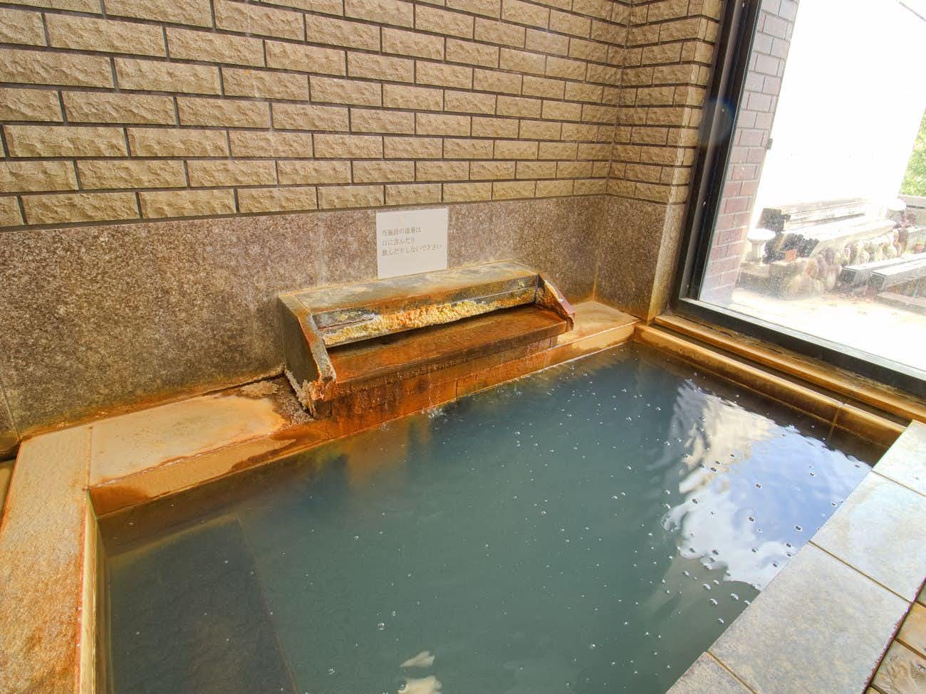 Tokiwasure with a square indoor bath with a timber water spout.