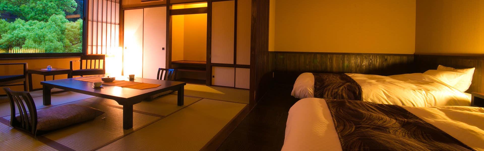 Yumeguri no Yado Kusuisou with a warm tatami room with low table and garden view.