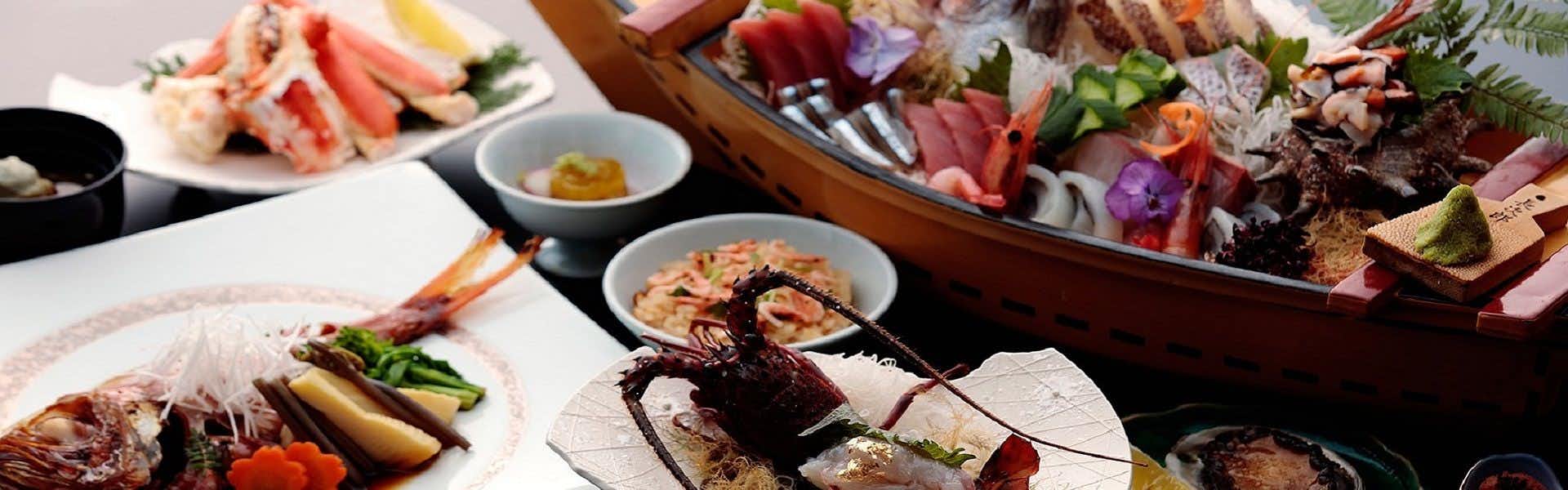 Akaneiro no Umi Arujisu with this scene, where sashimi and many small seasonal dishes cover the evening meal table.