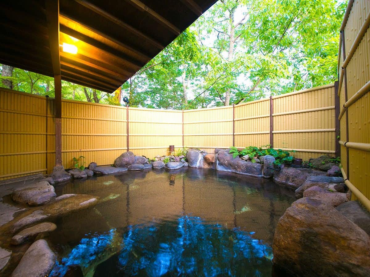 Wano Yado Sagiritei with an open-air rock bath enclosed by timber fencing.