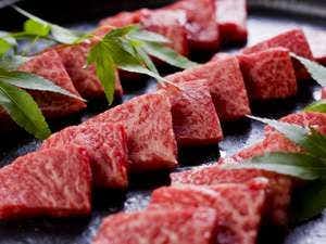Gero Onsen Tsurutsuru no Yu Minori-so with thick slices of marbled beef presented on green leaves.