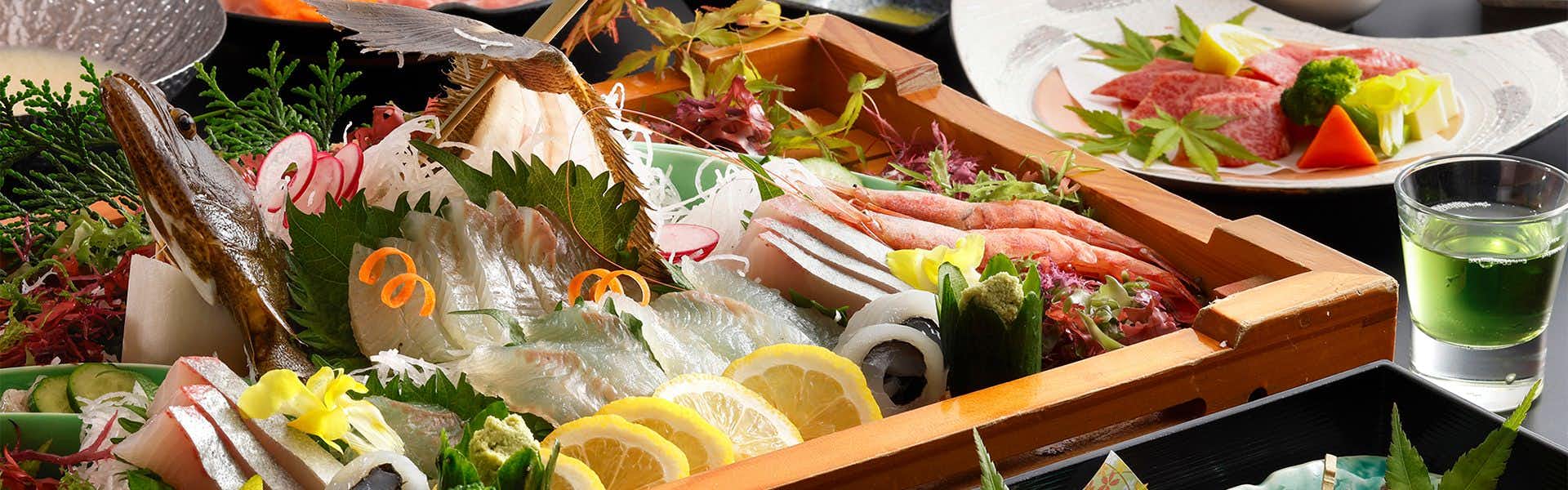 Hawaii Onsen Sennentei with fresh sashimi arranged in a decorative wooden boat.