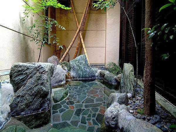 Fukuritei Ogawaya with this scene, where a compact stone-lined outdoor bath sits beside bamboo and greenery.
