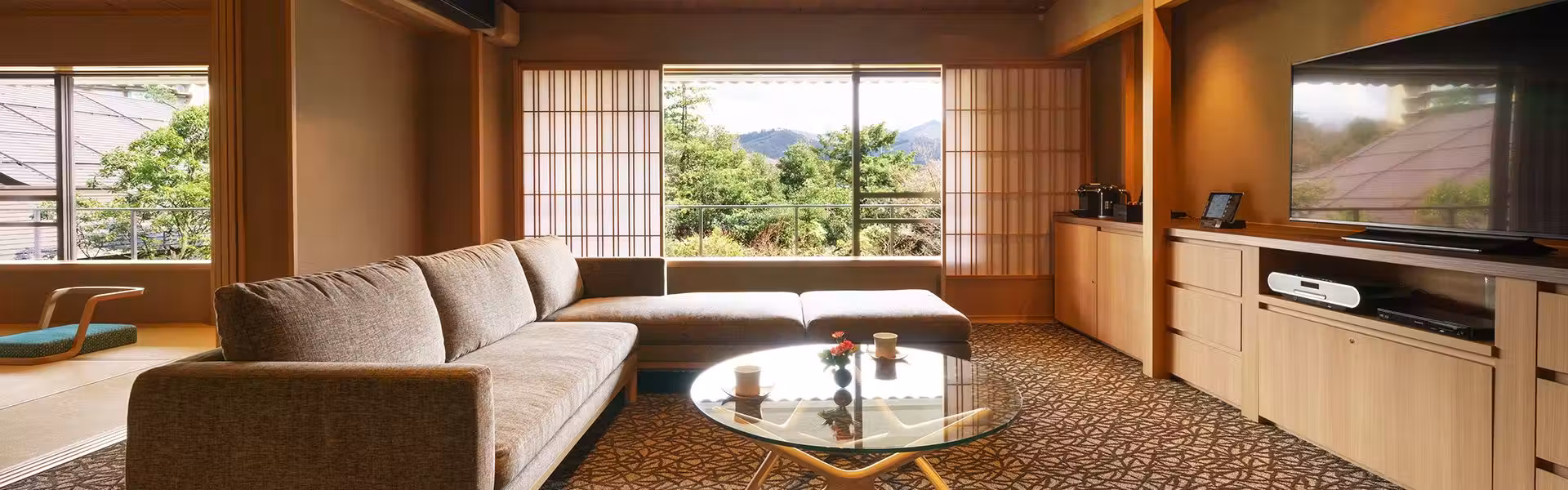 Shiratama no Yu Senkei with this scene, where a spacious guest suite faces the garden through a wall of glass.