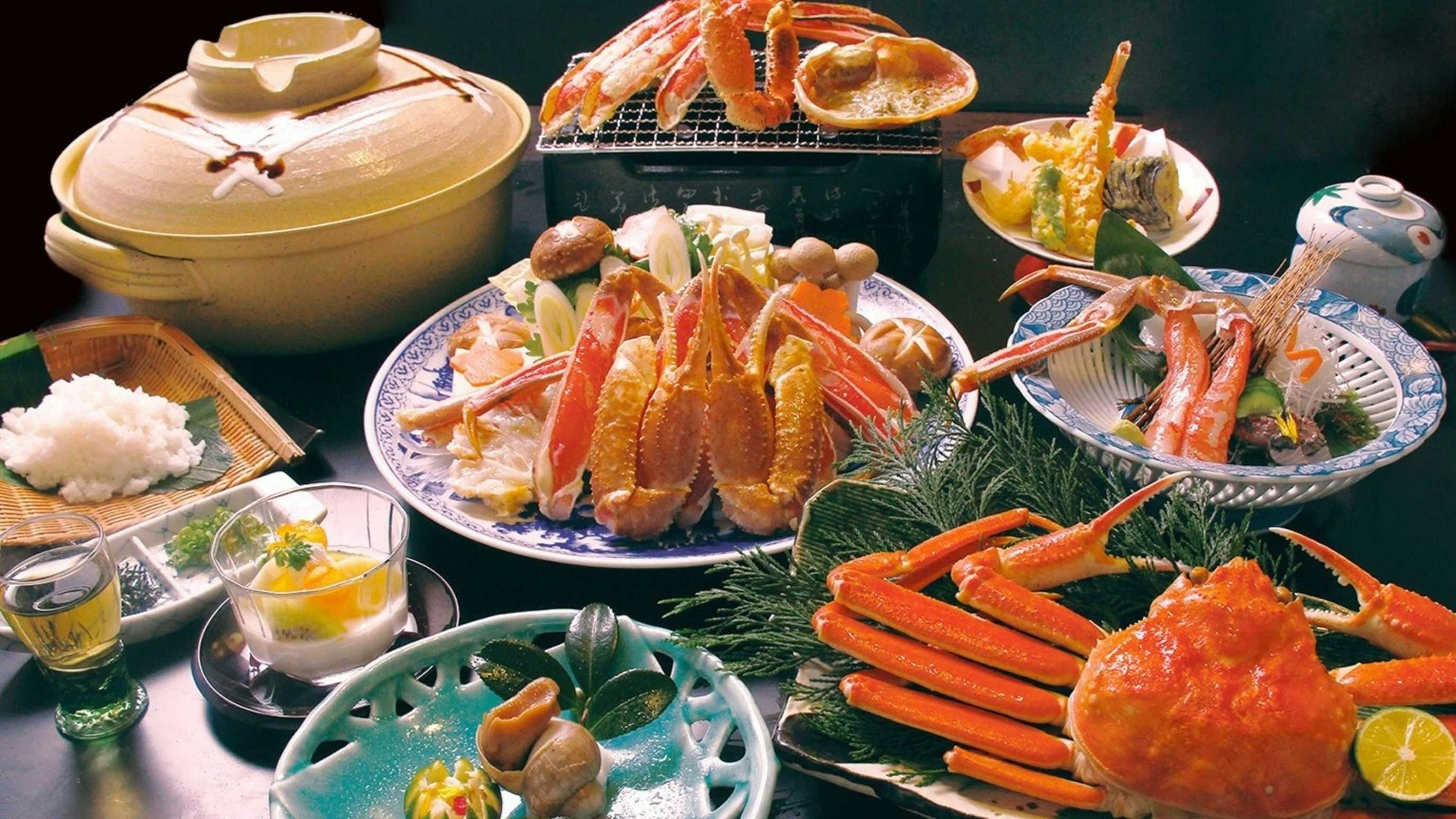 Kinosaki Onsen Ryokan Suizanso an extensive meal setting arranged across bowls and trays.