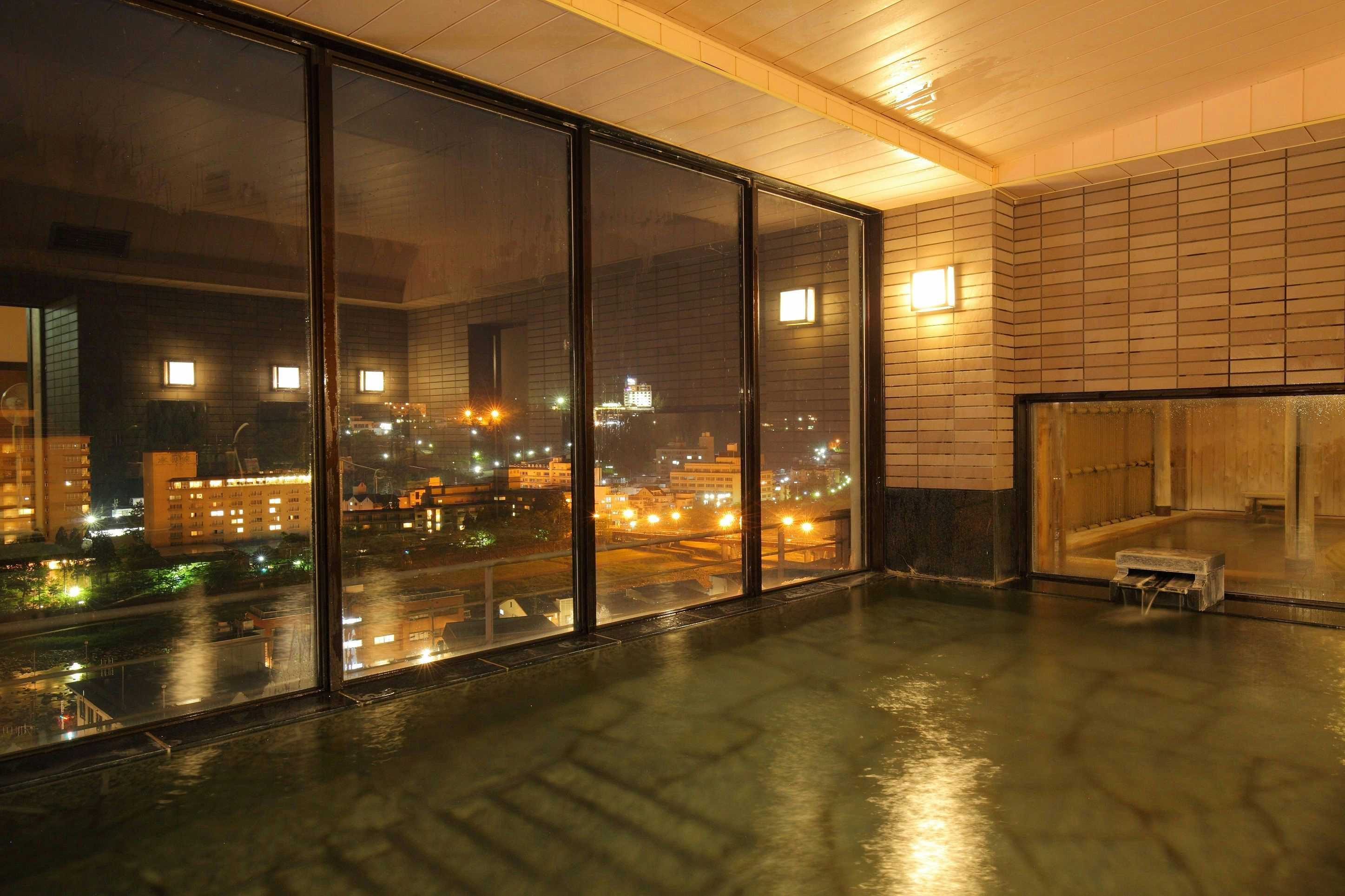 Sasara with a large indoor bath facing the evening cityscape.
