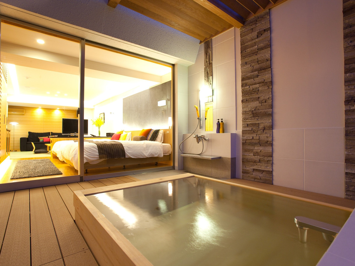 A room with beds and a bath.