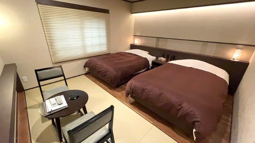 Jozankei Onsen Yukyu no yado Shiraito with a compact twin bedroom finished in pale timber.
