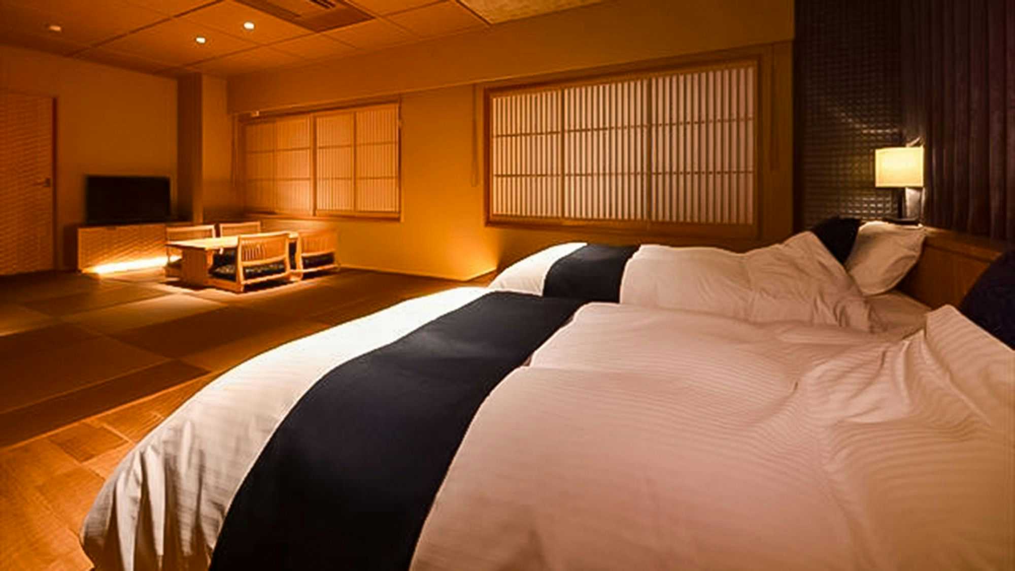 Maruha Bettei Hazu no Hoshi with this scene, where a raised tatami platform and dark bed anchor a warm, wood-lined guest room.