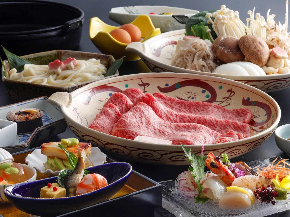 Akame Onsen Yama no Yu Yumoto Akame Sansuien with marbled beef hotpot arranged with mushrooms and vegetables.