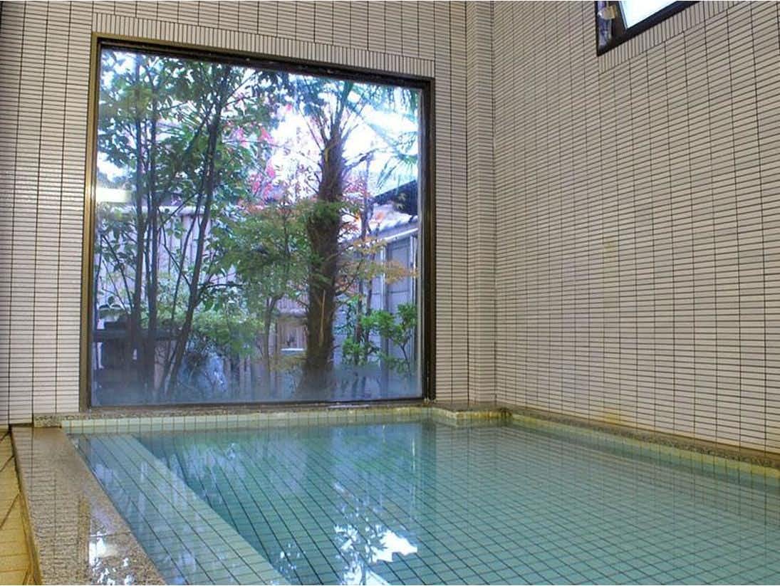 Hanagoyomi square tiled indoor bath beside a garden window