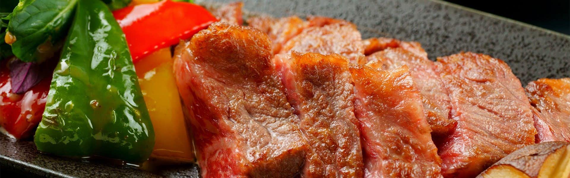 Mokuren with grilled marbled beef served with green peppers.